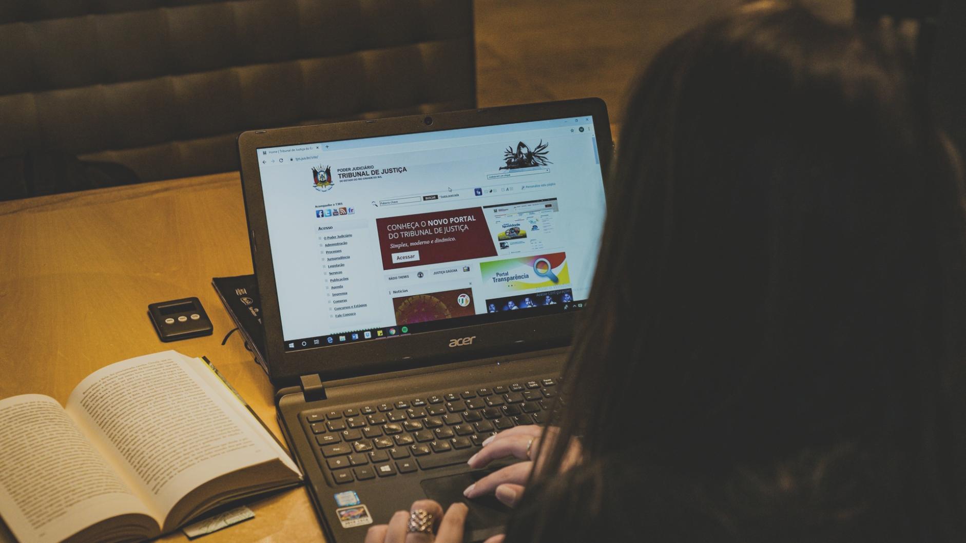 Persone che interagiscono in un ambiente di apprendimento collaborativo