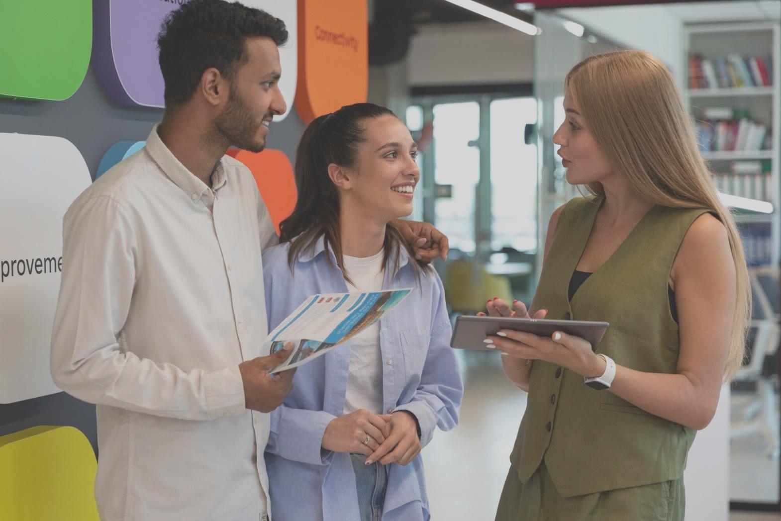 Ambiente di lavoro sereno con persone che collaborano